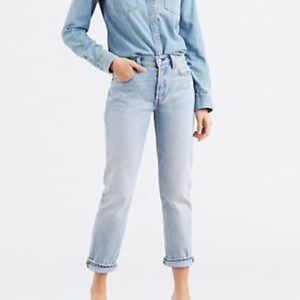 levi’s light washed boyfriend jeans
